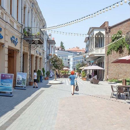 Wehost Apartment On A Colorful Street Tbilisi Bagian luar foto