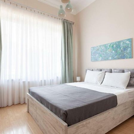 Wehost Apartment On A Colorful Street Tbilisi Bagian luar foto
