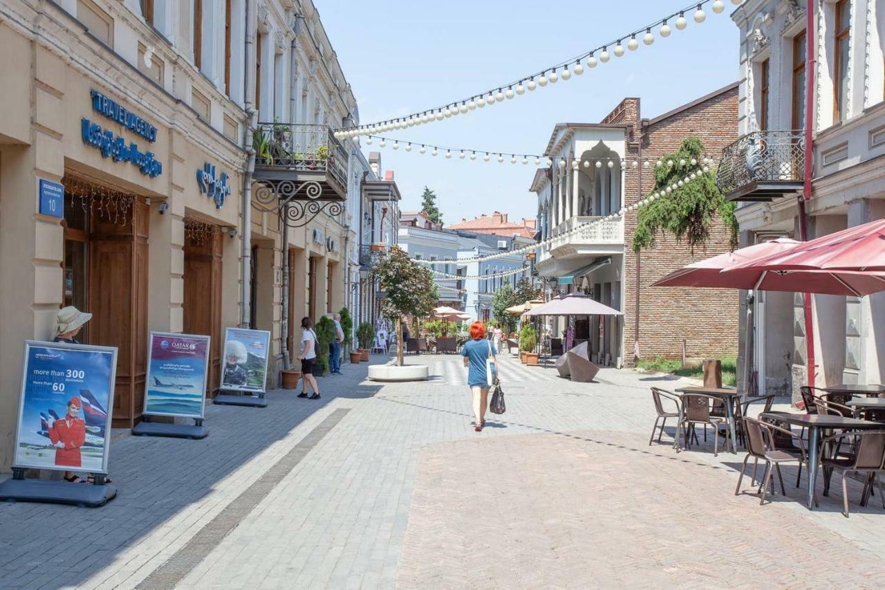 Wehost Apartment On A Colorful Street Tbilisi Bagian luar foto