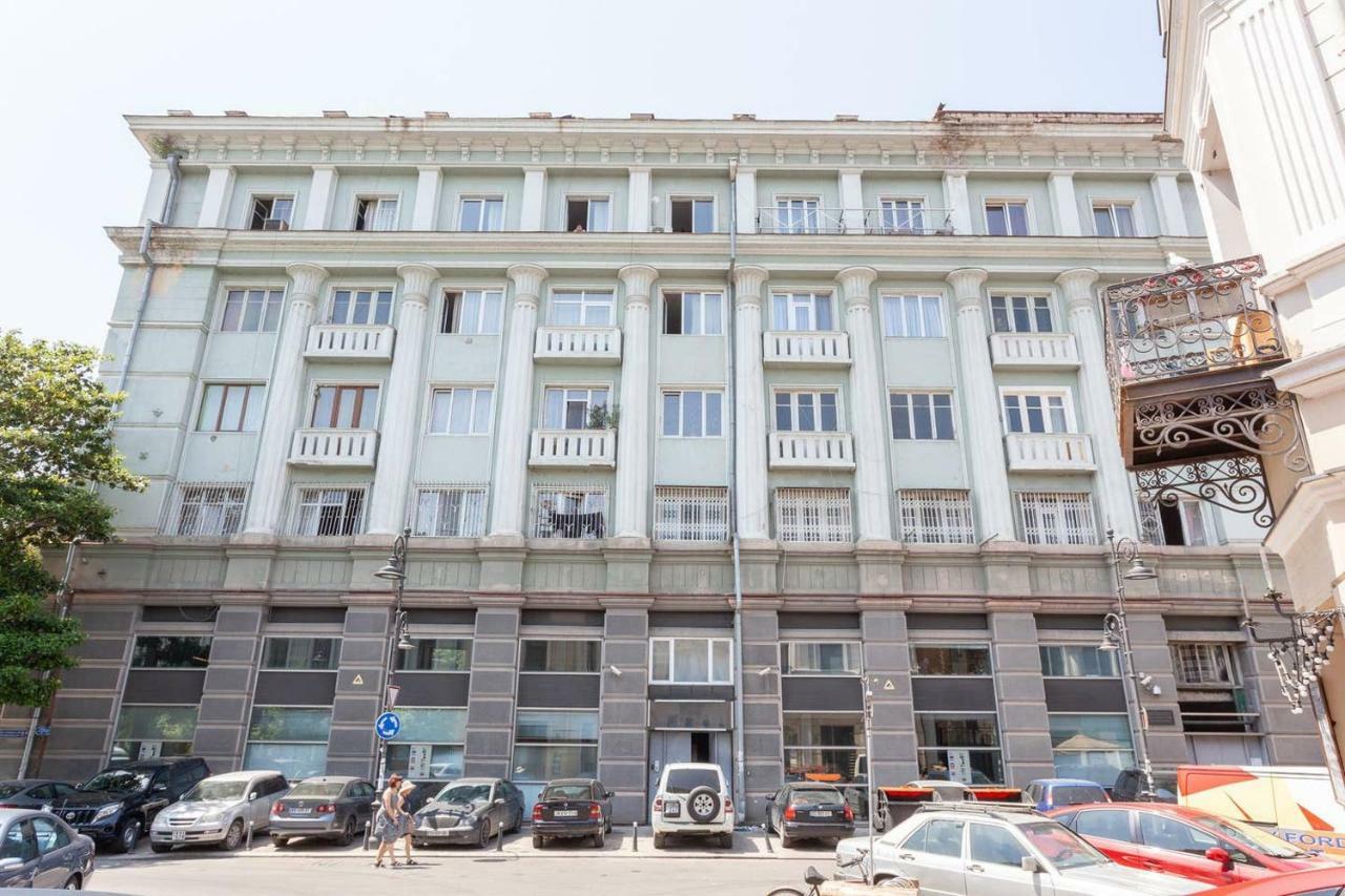 Wehost Apartment On A Colorful Street Tbilisi Bagian luar foto